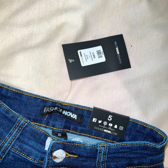 NWT Fashion Nova Carter Denim Shorts -Medium wash size 5 - Picture 10 of 15